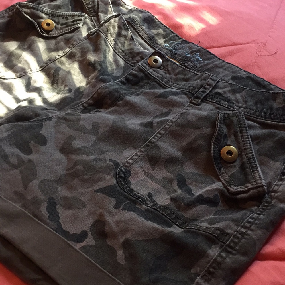 Green Camouflaged style summer shorts size 16 - Picture 2 of 5